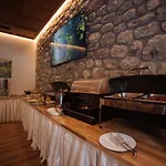 Kulla E Bajraktarit فندق