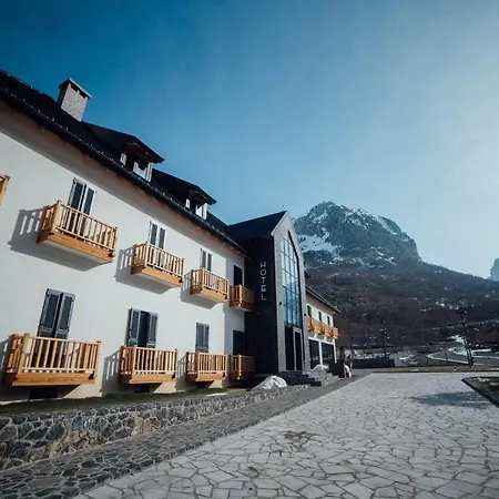 Kulla E Bajraktarit Hotel 4*