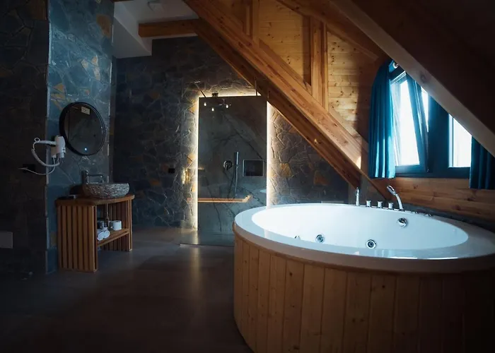 Hotel Kulla E Bajraktarit 4*