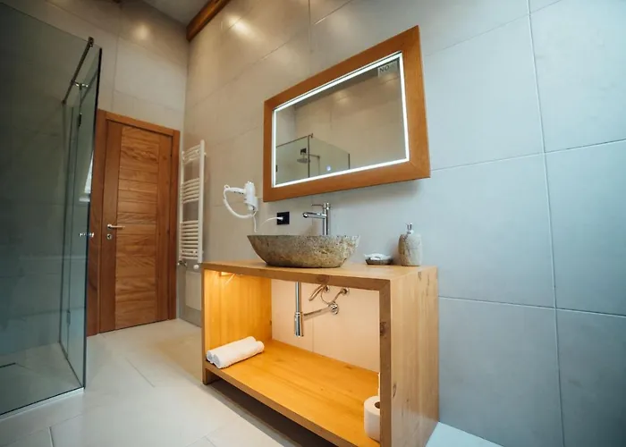 Kulla E Bajraktarit Hotel 4*