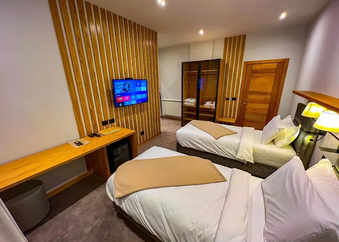 Kulla E Bajraktarit Hotel 4*