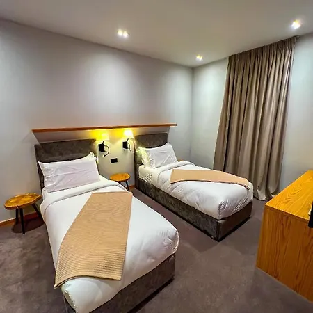 Kulla E Bajraktarit Hotel 4*