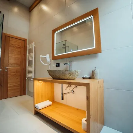 Kulla E Bajraktarit Hotel 4*