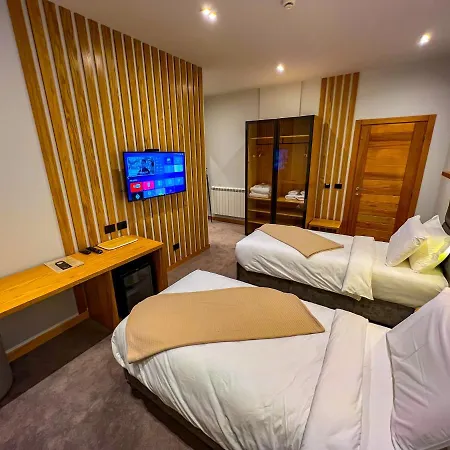 Kulla E Bajraktarit Hotel 4*